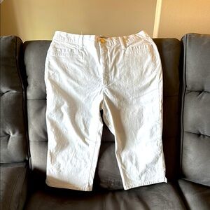 319. - Lee Classic Fit White Denim Capris Size 14